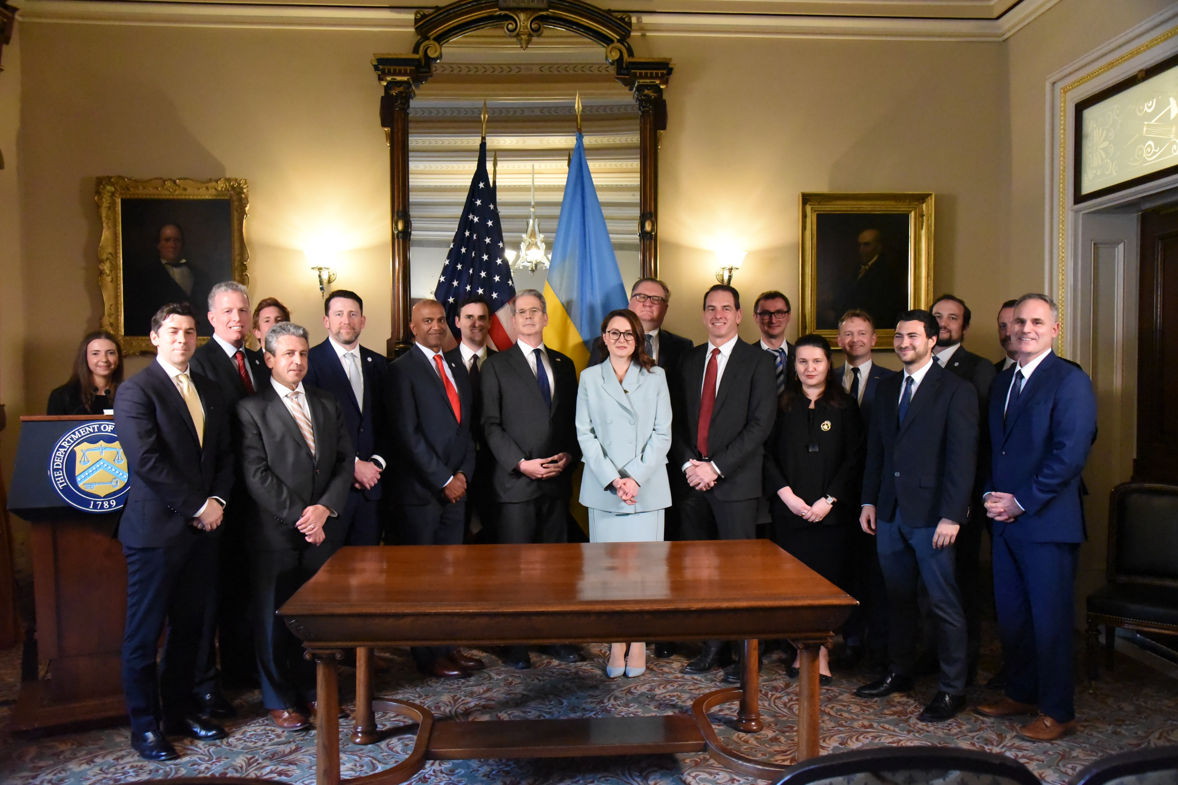 Bộ trưởng Tài chính Mỹ Scott Bessent, Phó Thủ tướng thứ nhất của Ukraine Yulia Svyrydenko cùng các quan chức hai bên sau khi thỏa thuận khoáng sản được ký kết - Ảnh: X