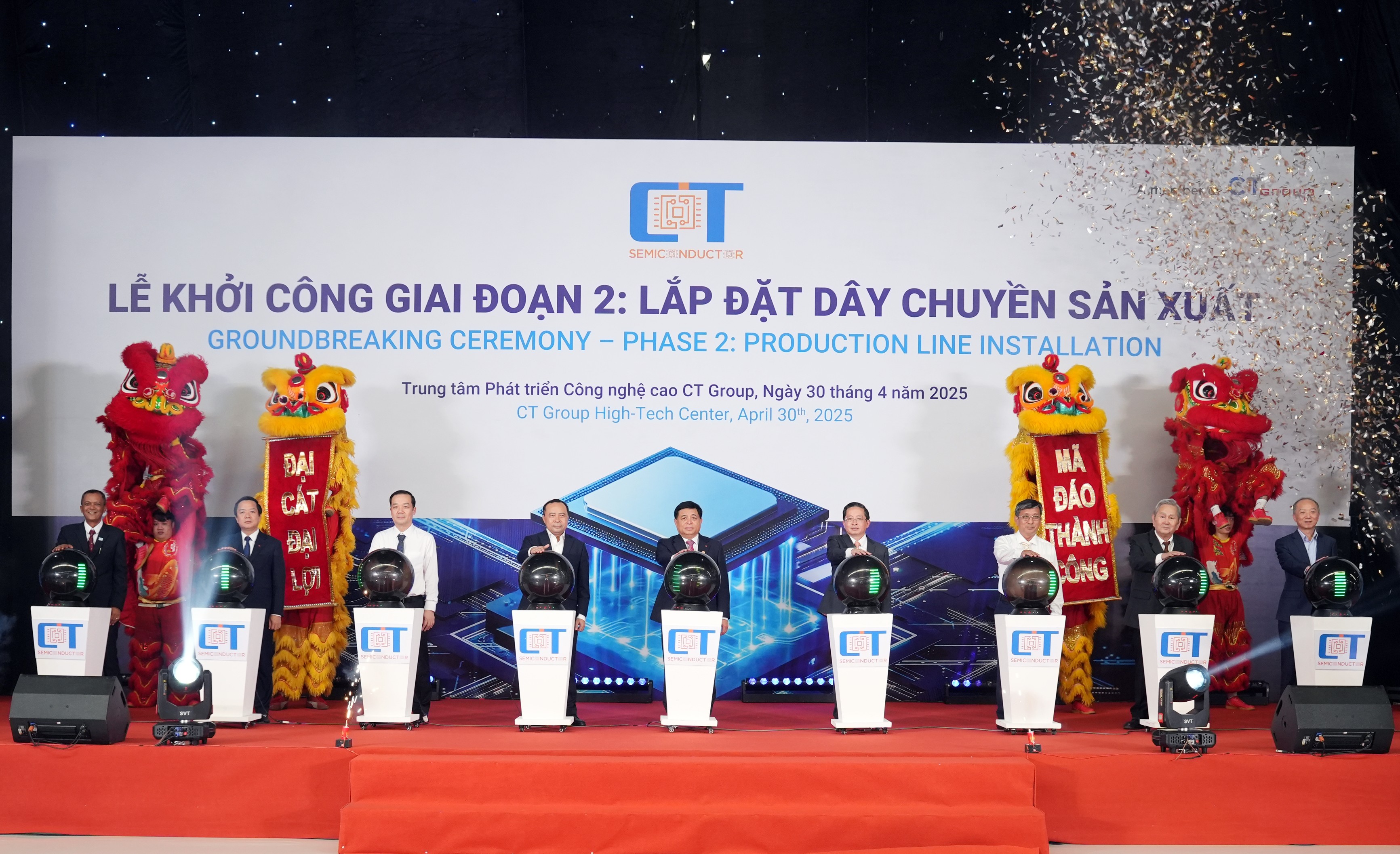 Các đại biểu bấm nút khởi công giai đoạn 2 lắp đặt dây chuyền sản xuất nhà máy chip bán dẫn CT Semiconductor, ngày 30/4.