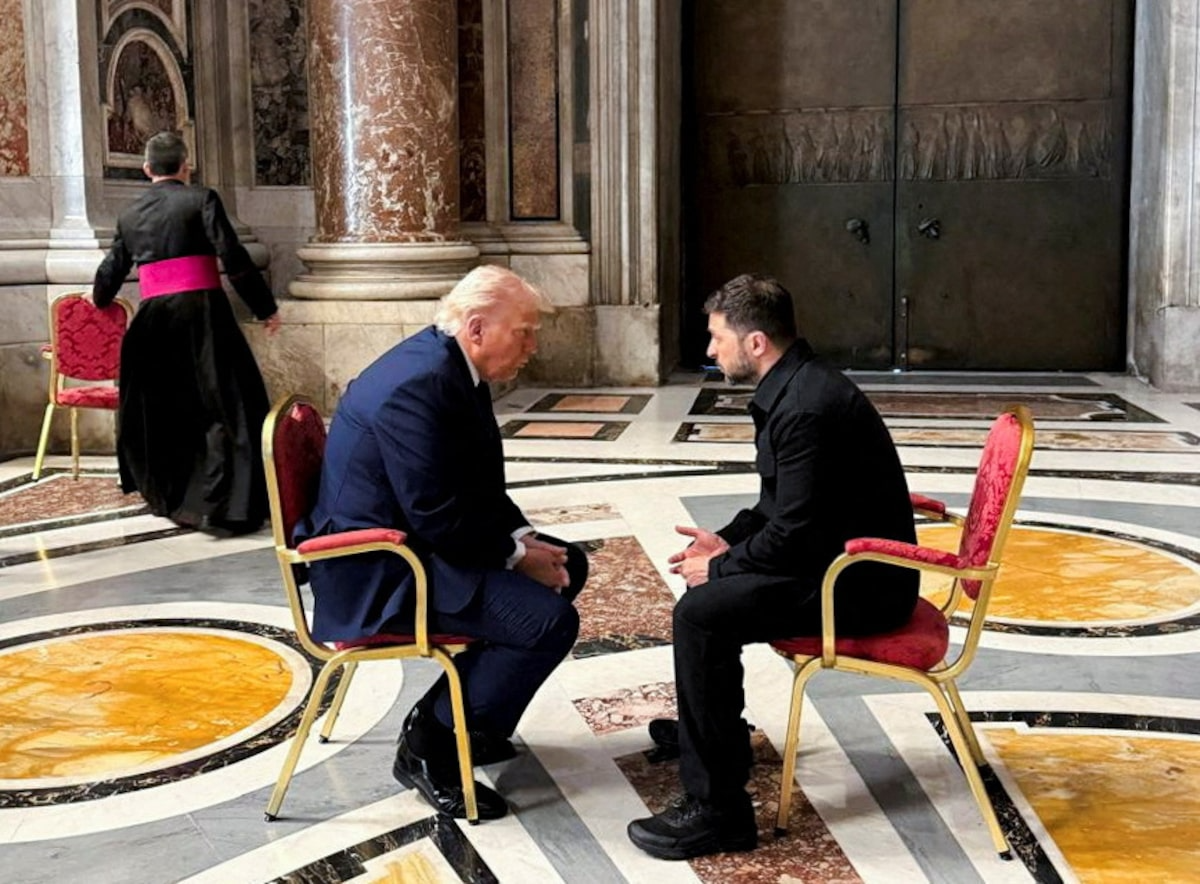 Tổng thống Mỹ Donald Trump v&agrave;&nbsp;Tổng thống Ukarine Volodymyr Zelensky gặp nhau khi c&ugrave;ng dự tang lễ của&nbsp;Gi&aacute;o ho&agrave;ng Francis - Ảnh: Reuters