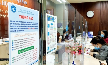 Giải quyết chế độ liên quan đến bảo hiểm cho người lao động. Ảnh: Duy Nguyễn.