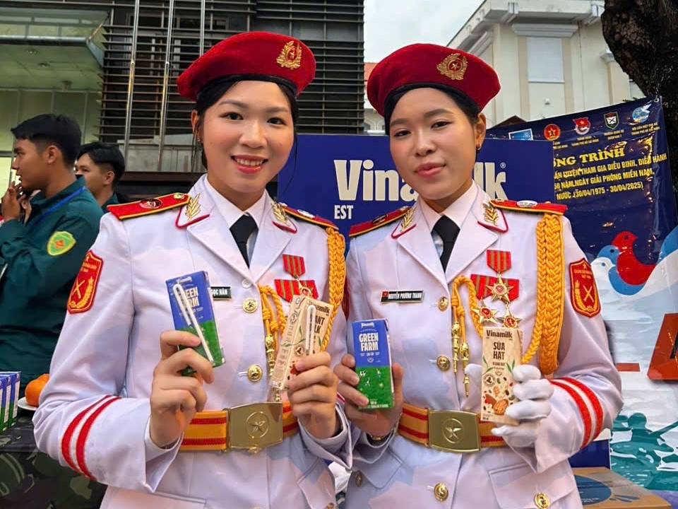 Từ sáng sớm 30/4, đội ngũ Vinamilk đã sẵn sàng tiếp ứng các sản phẩm sữa và nước đóng chai cho lực lượng trước giờ diễu hành.