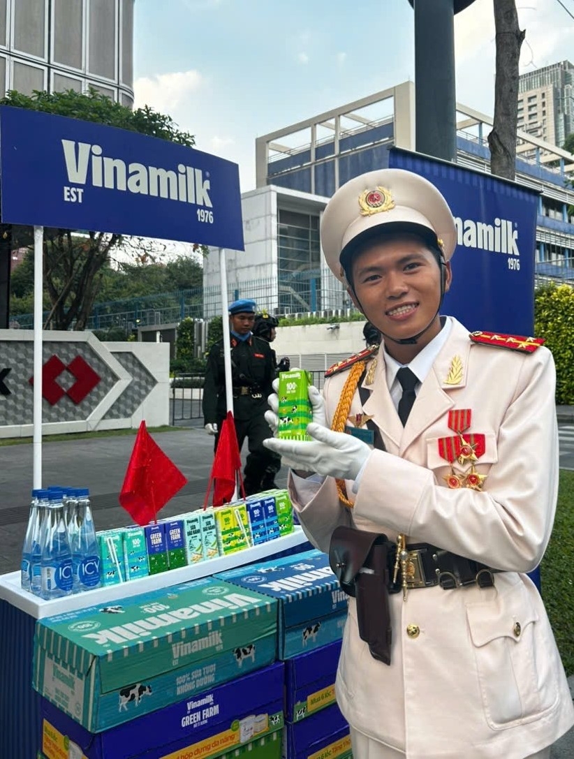 C&aacute;c chiến sĩ th&iacute;ch th&uacute; khi thử sản phẩm mới của Vinamilk l&agrave; sữa tươi Green Farm rất &iacute;t đường v&agrave; sữa 9 hạt Vinamilk