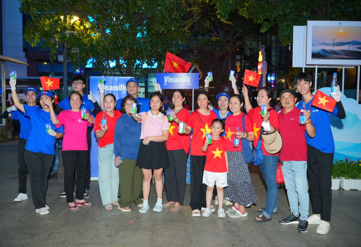 Kh&ocirc;ng chỉ tiếp ứng cho lực lượng diễu binh, Vinamilk cũng trao tặng sản phẩm, h&ograve;a chung niềm h&acirc;n hoan của người d&acirc;n mừng đại lễ.