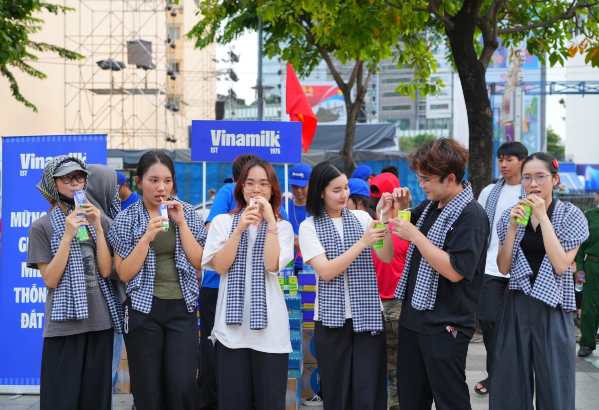 Vinamilk c&oacute; mặt dọc tuyến đường Nguyễn Huệ, bến Bạch Đằng suốt 2 ng&agrave;y 29 v&agrave; 30/4.