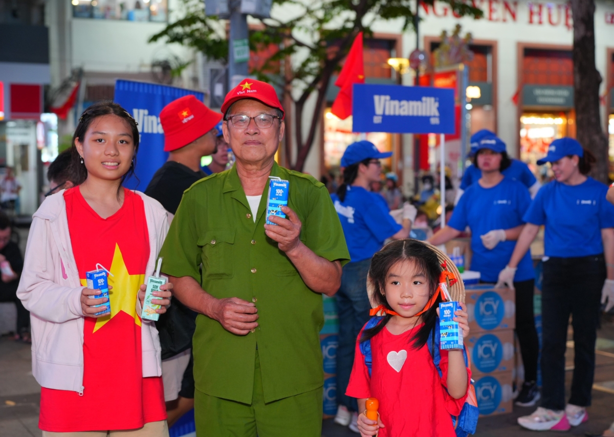 Người &ocirc;ng cựu chiến binh dắt ch&aacute;u đi chơi lễ v&agrave; cũng để truyền đạt đến c&aacute;c ch&aacute;u một giai đoạn lịch sử h&agrave;o h&ugrave;ng v&agrave; l&ograve;ng biết ơn thế hệ cha &ocirc;ng.