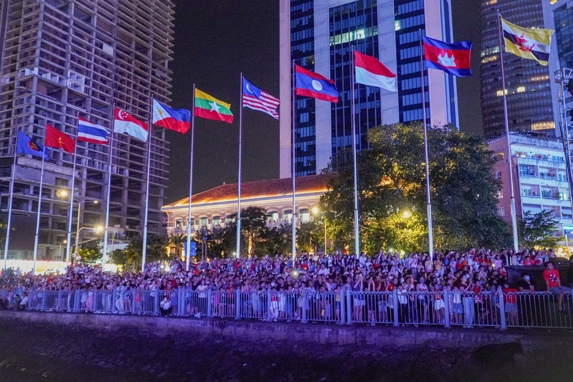 &nbsp;Người d&acirc;n tập v&agrave; kh&aacute;ch du lịch tập trung đ&ocirc;ng đ&uacute;c tại bờ s&ocirc;ng S&agrave;i G&ograve;n, quận 1 để chứng kiến c&aacute;c m&agrave;n ph&aacute;o hoa v&agrave; tr&igrave;nh diễn drone - Ảnh: VGP.