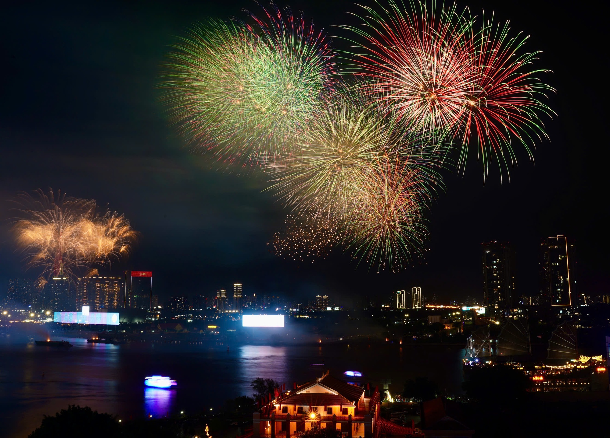 Bầu trời tại TP. Hồ Chí Minh rực rỡ pháo hoa chào mừng 50 năm đất nước thống nhất - Ảnh: VGP.