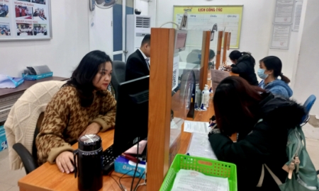 Người lao động làm thủ tục hưởng trợ cấp thất nghiệp. Ảnh: Nhật Dương.