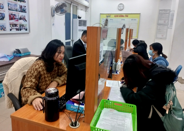 Người lao động làm thủ tục hưởng trợ cấp thất nghiệp. Ảnh: Nhật Dương.