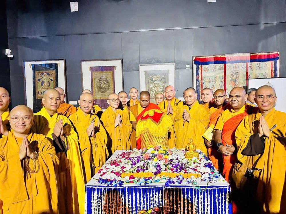 Cung rước Xá lợi Đức Phật tại Bảo tàng Quốc gia Ấn Độ, trước khi đưa Xá lợi lên chuyên cơ để bay sang Việt Nam. Ảnh: TT Thích Nhật Từ.