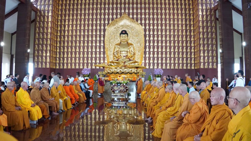 Lễ cung nghing và niêm hương niệm Phật tại Học viện Phật giáo Việt Nam tại TP.HCM.