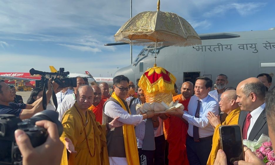 Cung rước Xá lợi Phật từ máy bay số hiệu KC-3802 của Không quân Ấn Độ xuống sân bay Tân Sơn Nhất.