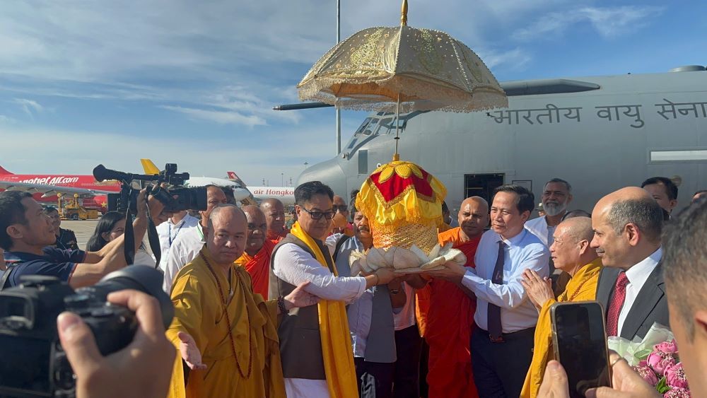 Cung rước Xá lợi Phật từ máy bay số hiệu KC-3802 của Không quân Ấn Độ xuống sân bay Tân Sơn Nhất.