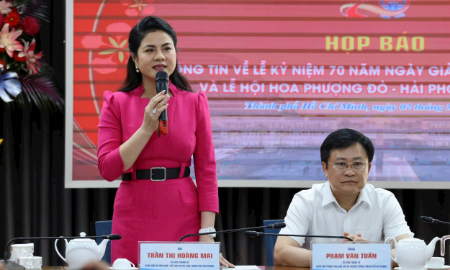 Bà Trần Thị Hoàng Mai phát biểu tại họp báo giới thiệu các hoạt động kỷ niệm 70 năm Ngày Giải phóng TP. Hải Phòng và Lễ hội Hoa Phượng Đỏ.