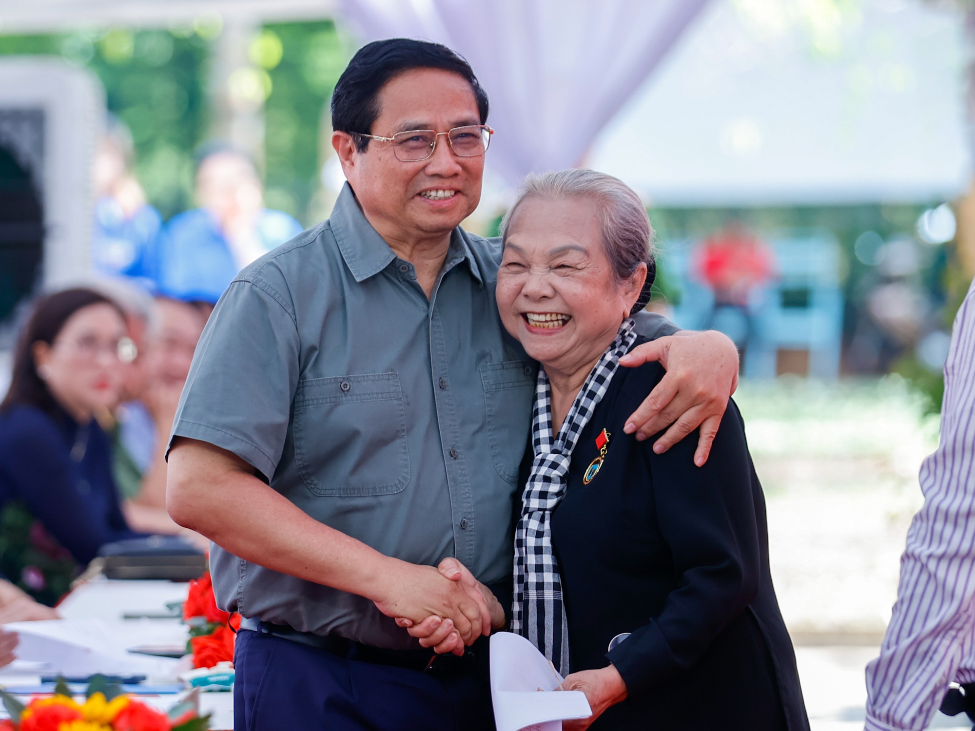 Thủ tướng v&agrave; b&agrave; Ho&agrave;ng Thị Kh&aacute;nh, Trưởng Ban Li&ecirc;n lạc to&agrave;n quốc c&aacute;c chiến sĩ c&aacute;ch mạng Việt Nam bị địch bắt t&ugrave; đ&agrave;y - Ảnh: VGP/Nhật Bắc.