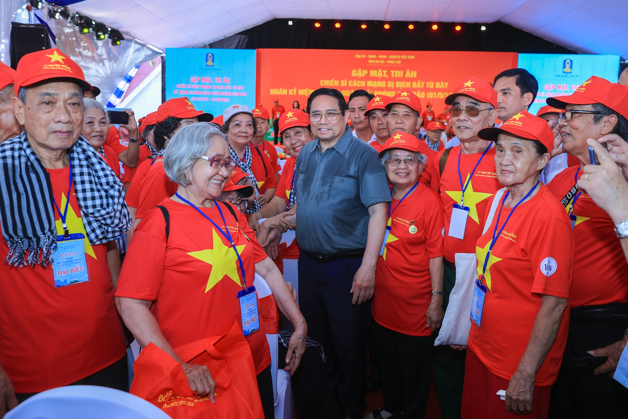 Thủ tướng c&ugrave;ng c&aacute;c đại biểu dự buổi gặp mặt, tri &acirc;n - Ảnh: VGP/Nhật Bắc.