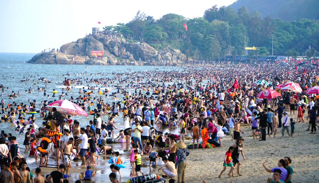 Bãi biển Sầm Sơn đông kín du khách trong những ngày qua