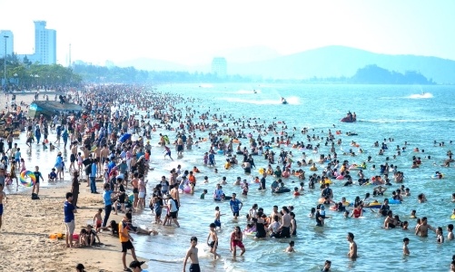 Nghệ An đón sóng du lịch lễ, doanh thu đạt gần 2.000 tỷ đồng