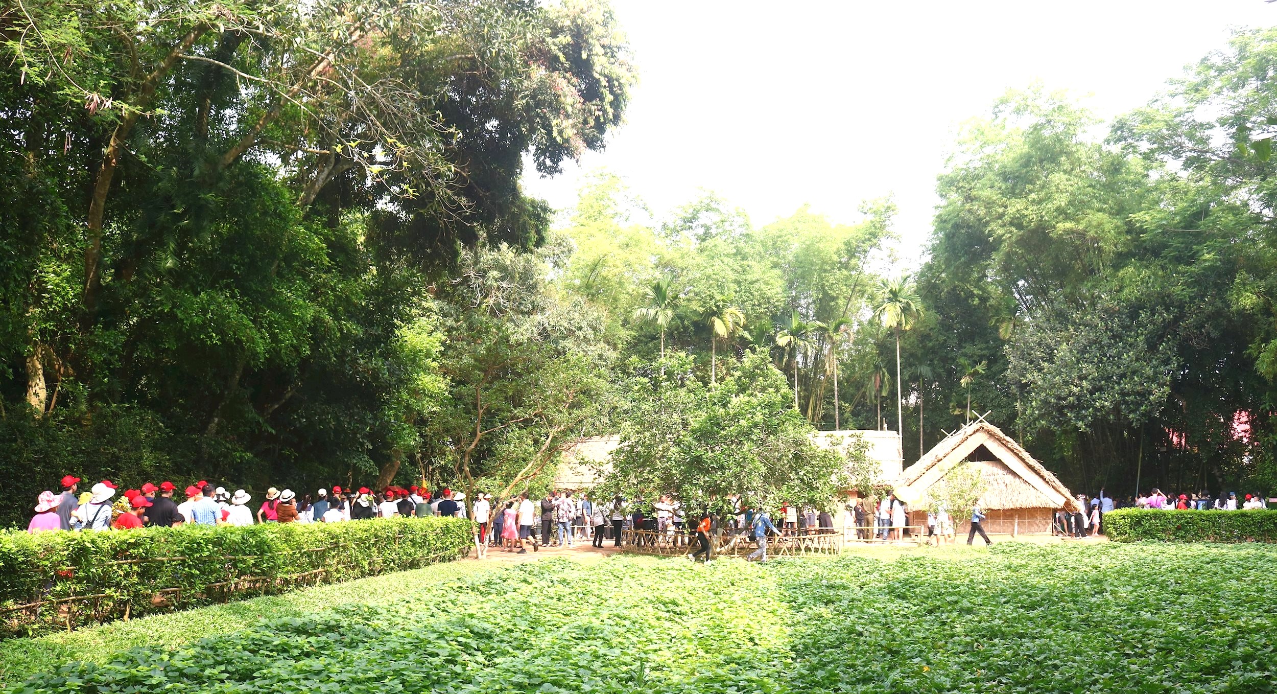 Du kh&aacute;ch tham quan ng&ocirc;i nh&agrave; của th&acirc;n mẫu B&aacute;c Hồ tại Khu Di t&iacute;ch Kim Li&ecirc;n. Ảnh: Huy Thư