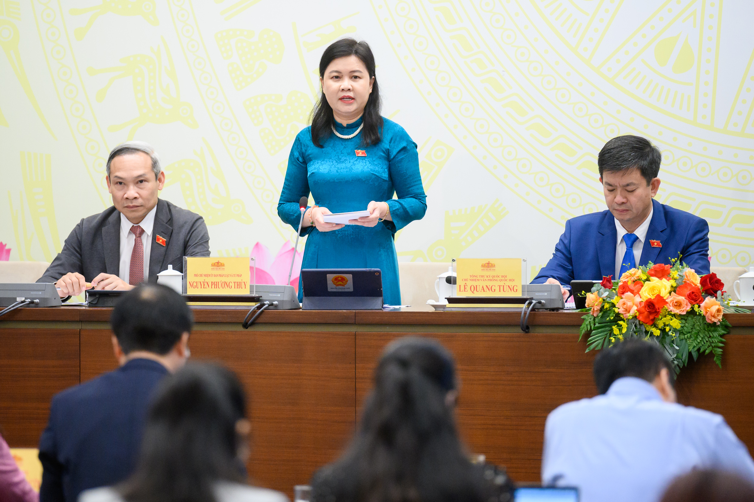 Phó Chủ nhiệm Ủy ban Pháp luật và Tư pháp Nguyễn Phương Thủy trao đổi tại buổi họp báo.