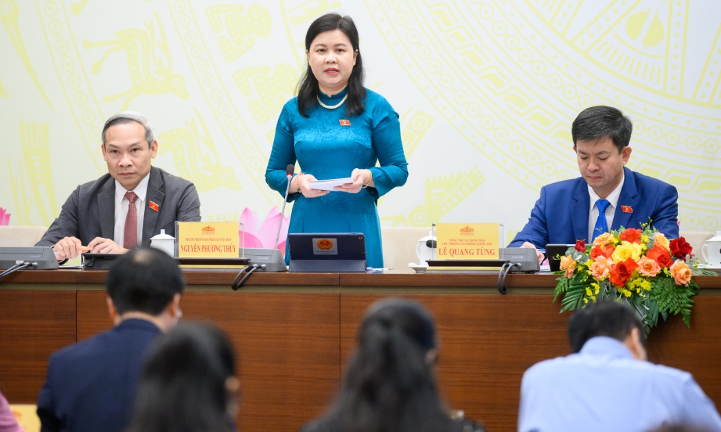 Bà Nguyễn Phương Thủy, Phó Chủ nhiệm Ủy ban Pháp luật và Tư pháp của Quốc hội trả lời báo chí tại buổi họp báo.