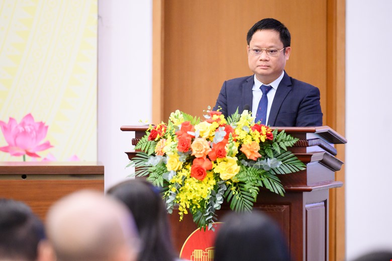 Ph&oacute; Chủ nhiệm Văn ph&ograve;ng Quốc hội Vũ Minh Tuấn th&ocirc;ng tin tại buổi họp b&aacute;o.