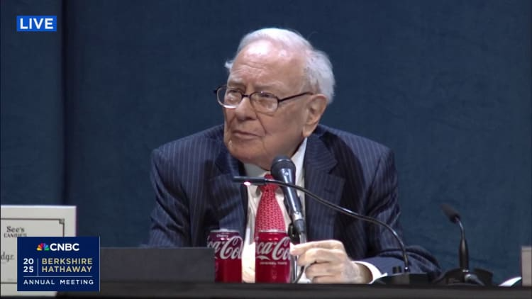 &Ocirc;ng Buffett th&ocirc;ng b&aacute;o rời cương vị điều h&agrave;nh&nbsp;Berkshire Hathaway sau 6 thập kỷ - Ảnh: CNBC