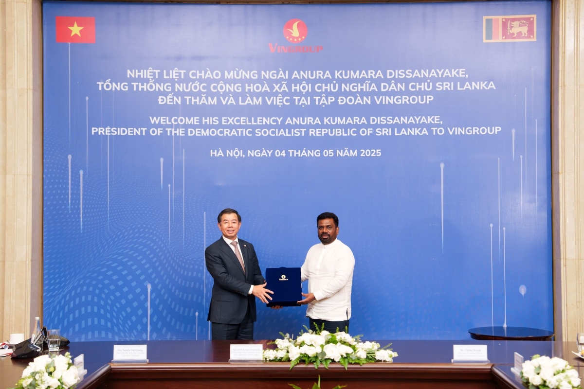 Ph&oacute; Chủ tịch ki&ecirc;m Tổng gi&aacute;m đốc Tập đo&agrave;n Vingroup Nguyễn Việt Quang gửi tặng Tổng thống Sri Lanka m&oacute;n qu&agrave; kỷ niệm biểu trưng cho kh&aacute;t vọng ph&aacute;t triển của Tập đo&agrave;n Vingroup.