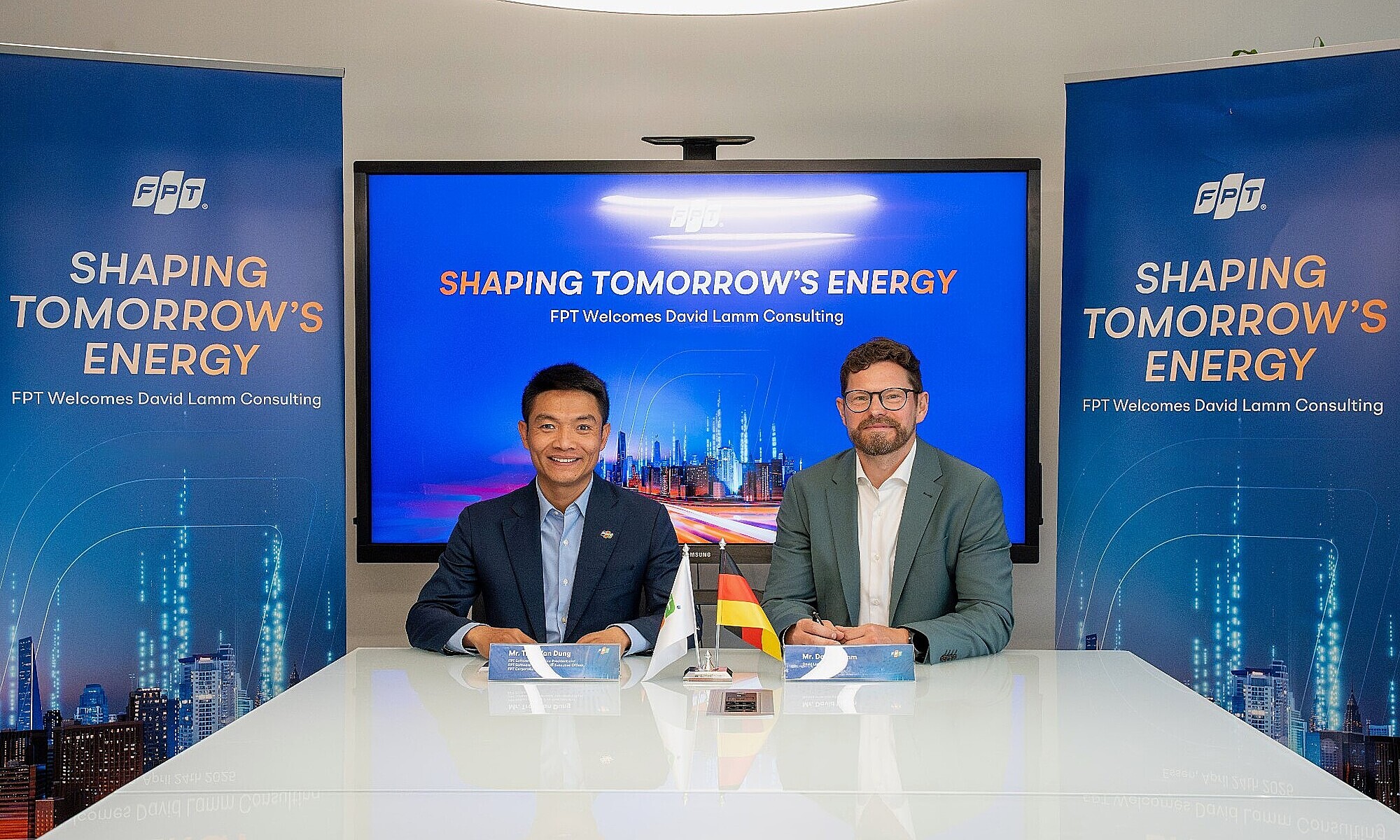Đại diện FPT và đại diện David Lamm Consulting tại lễ ký kết M&A.