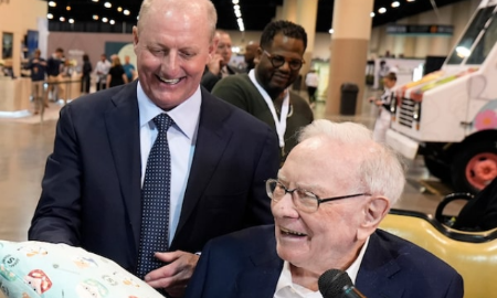 Ông Greg Abel (trái) và tỷ phú Warren Buffett - Ảnh: Reuters
