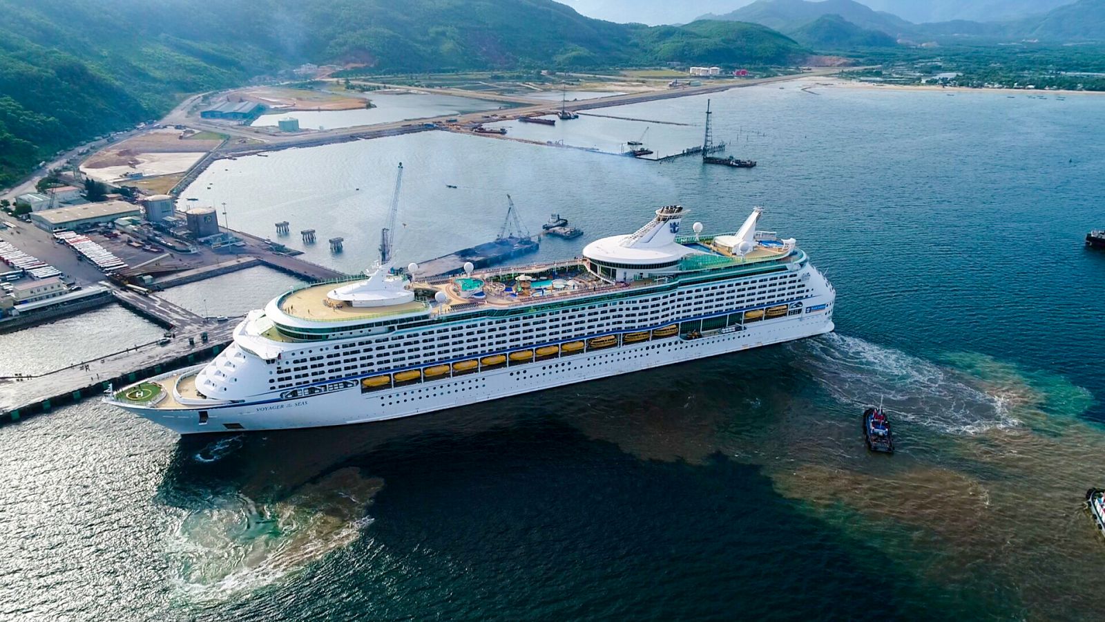 Cảng Chân Mây đủ khả năng tiếp nhận các tàu hàng tổng hợp lên đến 50.000DWT và các tàu du lịch quốc tế cỡ lớn có chiều dài từ 362m đến 225.282GT.