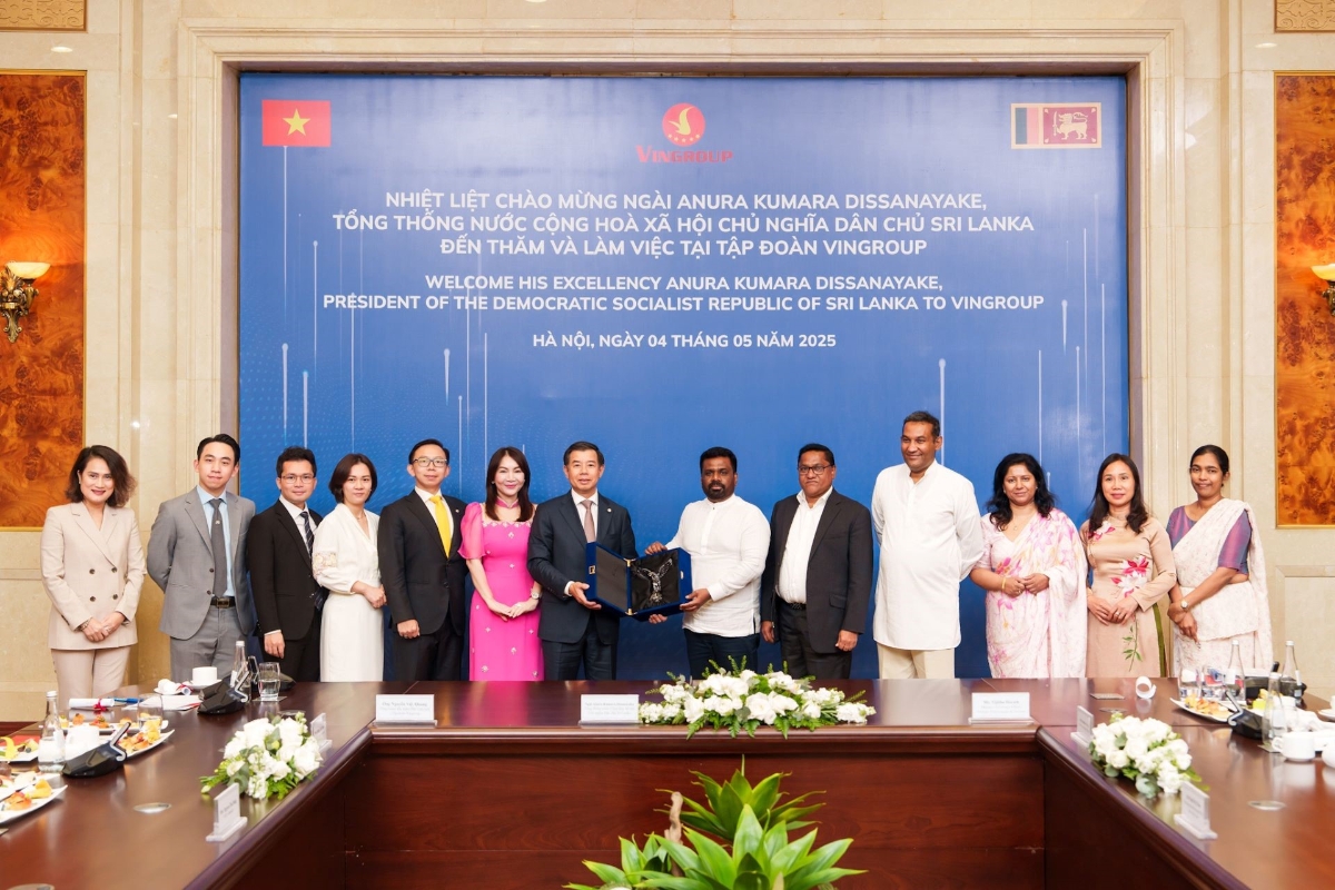 Tổng thống Sri Lanka chụp ảnh lưu niệm c&ugrave;ng ban l&atilde;nh đạo Tập đo&agrave;n Vingroup v&agrave; c&aacute;c c&ocirc;ng ty trong hệ sinh th&aacute;i.