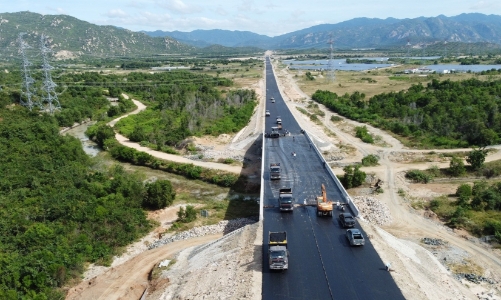 Hai nút thắt lớn khiến giải ngân vốn đầu tư công các dự án giao thông trọng điểm ì ạch