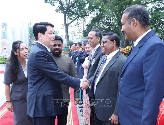 Tổng thống Anura Kumara Dissanayaka giới thiệu th&agrave;nh vi&ecirc;n đo&agrave;n Sri Lanka với Chủ tịch nước Lương Cường - Ảnh: TTXVN