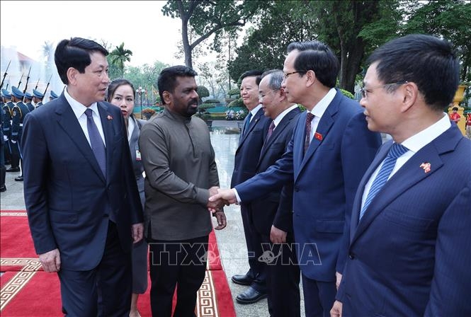Chủ tịch nước Lương Cường giới thiệu th&agrave;nh vi&ecirc;n đo&agrave;n Việt Nam với Tổng thống Sri Lanka Anura Kumara Dissanayaka - Ảnh: TTXVN