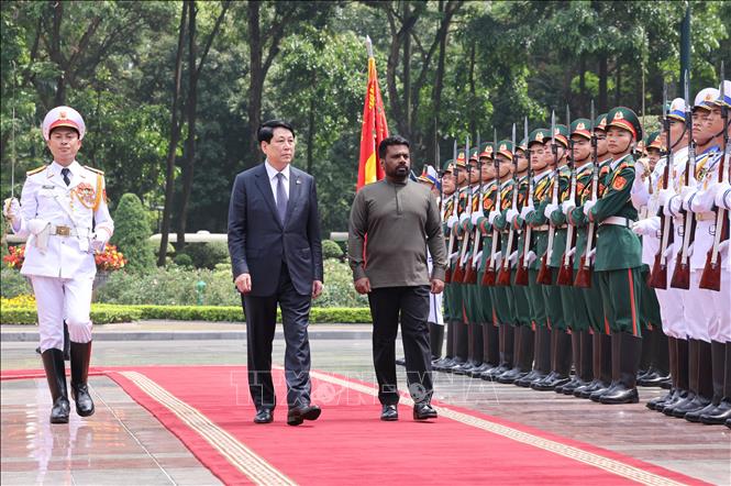 Chủ tịch nước Lương Cường và Tổng thống Sri Lanka Anura Kumara Dissanayaka duyệt Đội danh dự Quân đội nhân dân Việt Nam - Ảnh: TTXVN