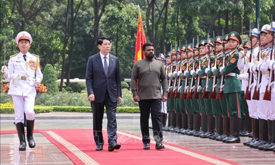 Chủ tịch nước Lương Cường và Tổng thống Sri Lanka Anura Kumara Dissanayaka duyệt Đội danh dự Quân đội nhân dân Việt Nam - Ảnh: TTXVN