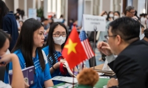 Tiếng Anh vẫn là một rào cản lớn với học sinh Việt Nam khi du học. Ảnh: Internet