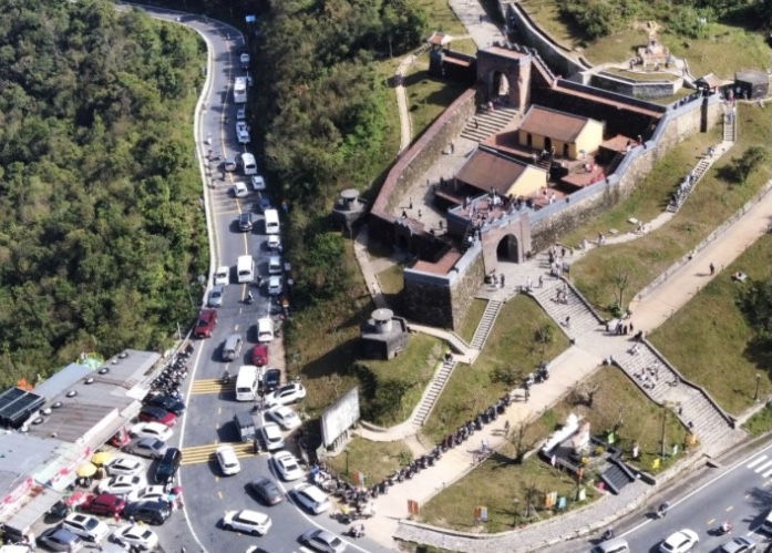 Khách du lịch ùn ùn kéo nhau lên tham quan, trải nghiệm Hải Vân Quan trong những ngày nghỉ lễ.