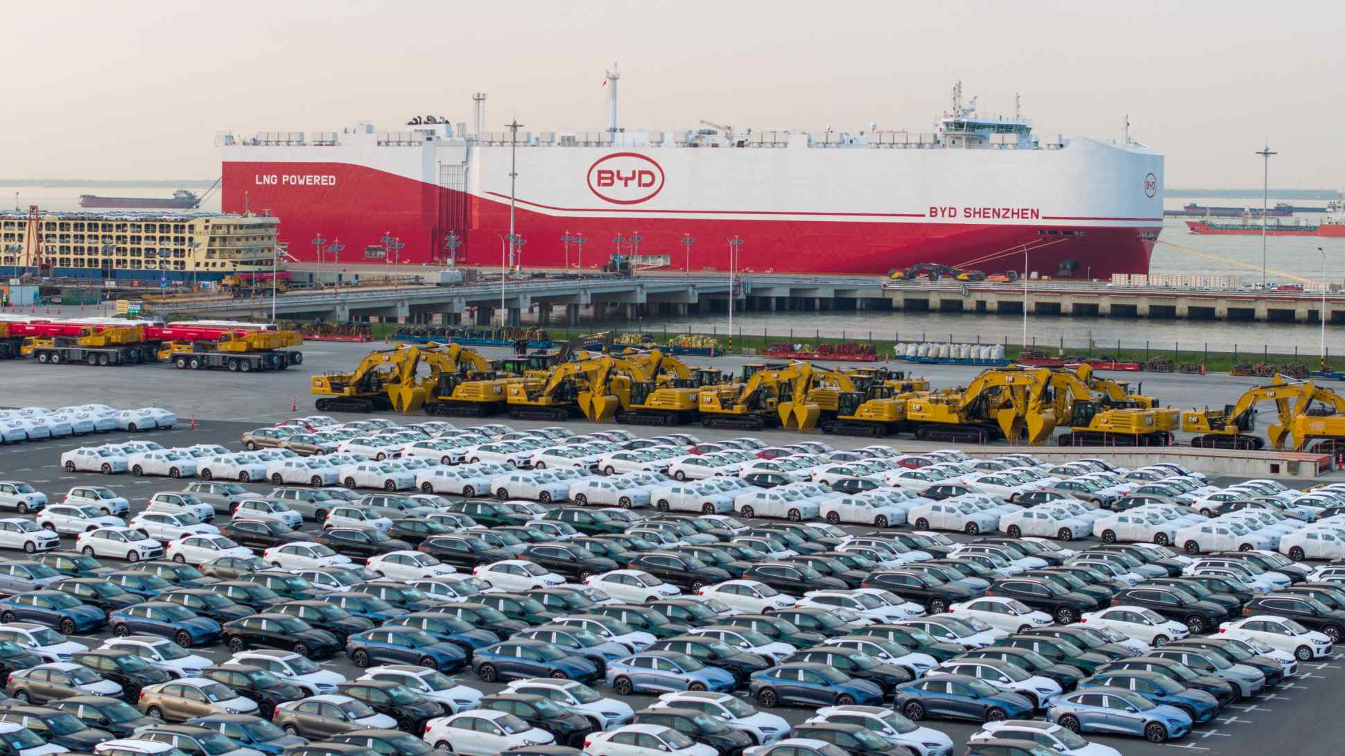 Ô tô BYD chờ xuất cảng ở Tô Châu, Trung Quốc - Ảnh: AP