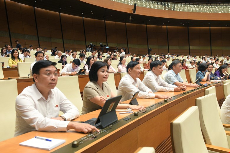 C&aacute; đại biểu Quốc hội bấm n&uacute;t th&ocirc;ng qua Nghị quyết về sửa đổi bổ sung một số điều của Hiến ph&aacute;p năm 2013.