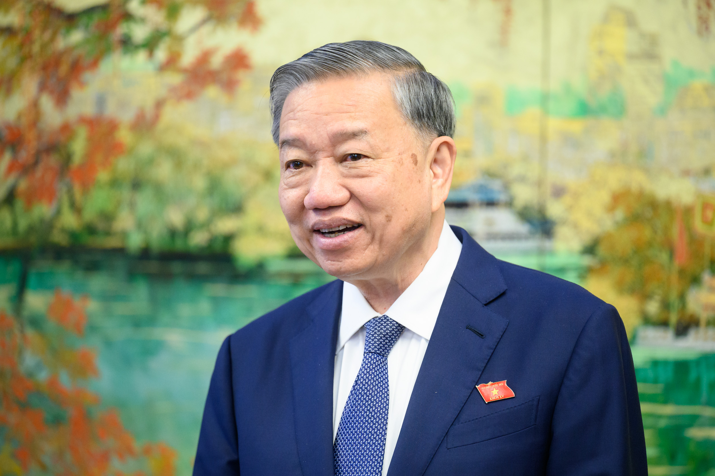 Ph&aacute;t biểu tại phi&ecirc;n thảo luận Tổ 01 (Đo&agrave;n đại biểu Quốc hội th&agrave;nh phố H&agrave; Nội), Tổng B&iacute; thư T&ocirc; L&acirc;m nhấn mạnh: việc sửa đổi, bổ sung một số điều của Hiến ph&aacute;p cần đảm bảo đ&uacute;ng quy tr&igrave;nh, quy định, phải lấy &yacute; kiến của Nh&acirc;n d&acirc;n.