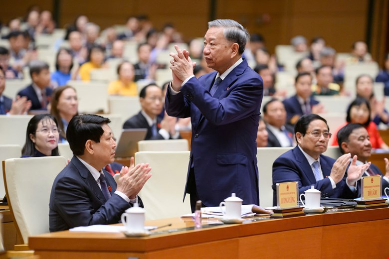 Tổng B&iacute; Thư T&ocirc; L&acirc;m, Chủ tịch nước Lương Cường, Thủ tướng Ch&iacute;nh phủ Phạm Minh Ch&iacute;nh, c&ugrave;ng c&aacute;c l&atilde;nh đạo, nguy&ecirc;n l&atilde;nh đạo Đảng, Nh&agrave; nước dự phi&ecirc;n khai mạc kỳ họp.