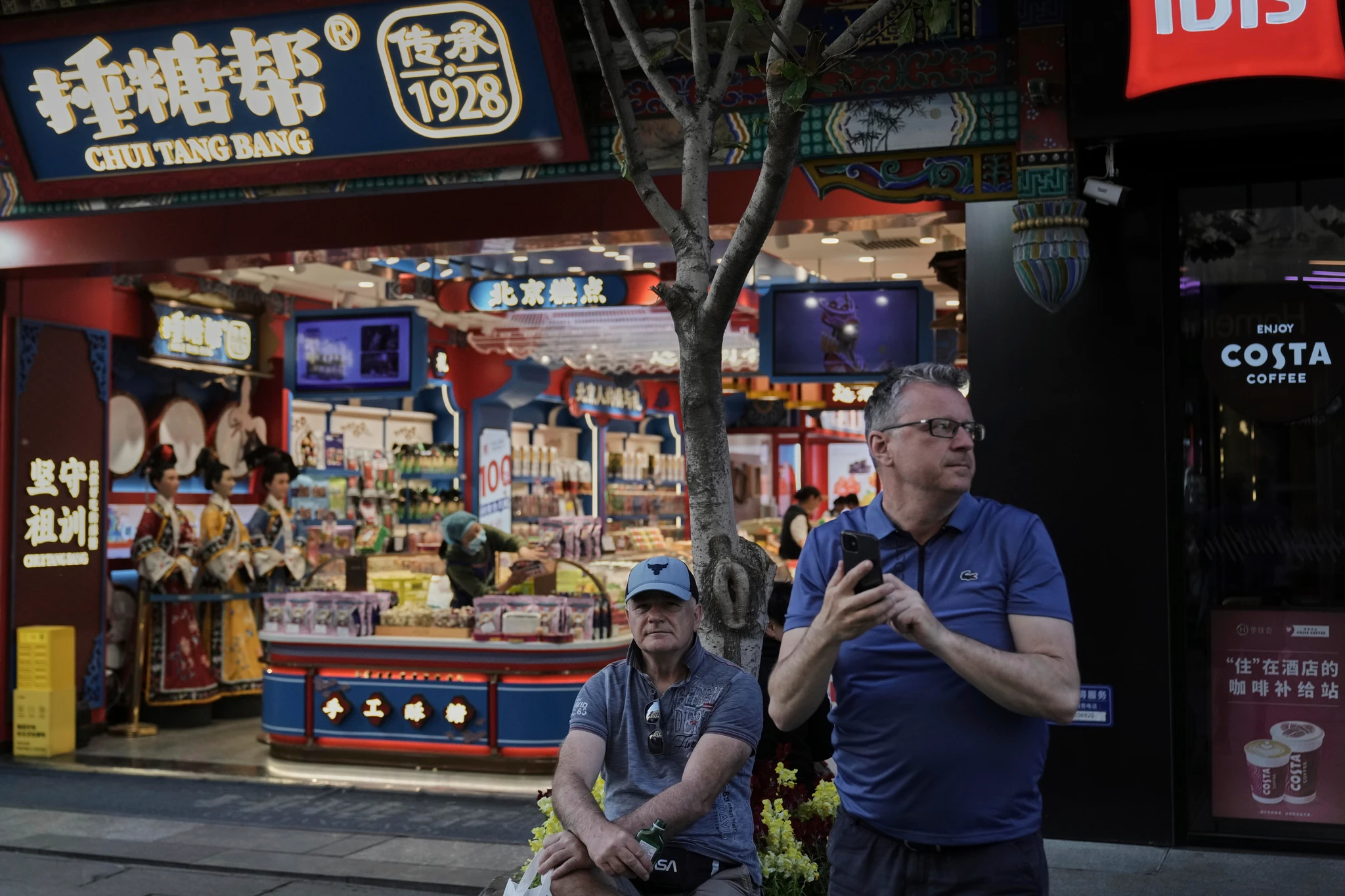 Du lịch mua sắm đang thu h&uacute;t nhiều&nbsp;du kh&aacute;ch quốc tế&nbsp;đến Trung Quốc.