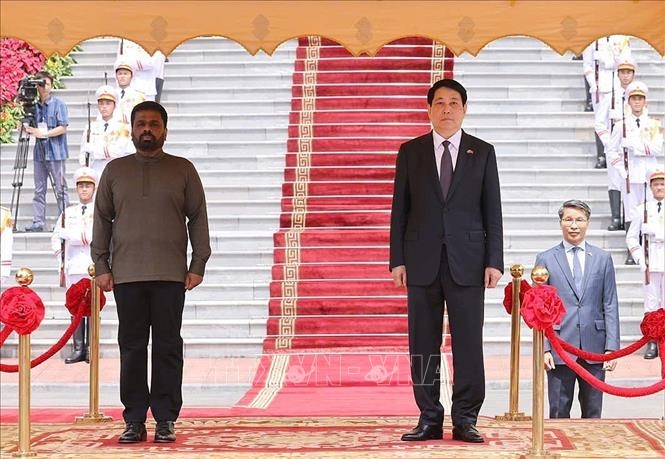 S&aacute;ng 5/5, tại Phủ Chủ tịch, Chủ tịch nước Lương Cường đ&atilde; chủ tr&igrave; Lễ đ&oacute;n Tổng thống Anura Kumara Dissanayaka thăm cấp Nh&agrave; nước tới Việt Nam.