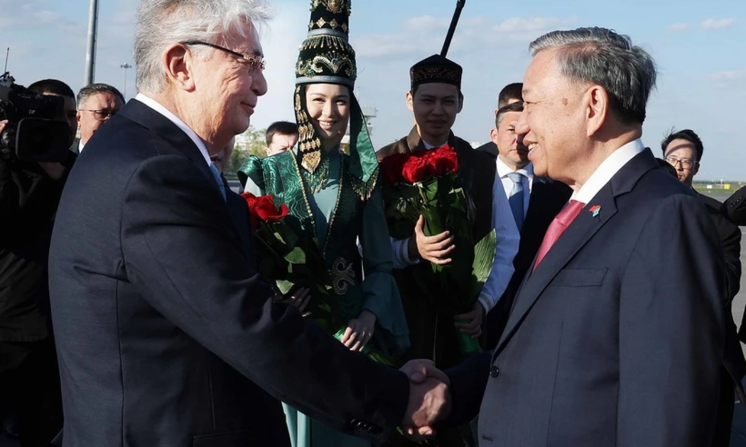 Tổng thống Kazakhstan Kassym-Jomart Tokayev đón Tổng Bí thư Tô Lâm tại Sân bay Quốc tế Nursultan Nazarbayev, thủ đô Astana - Ảnh: TTXVN