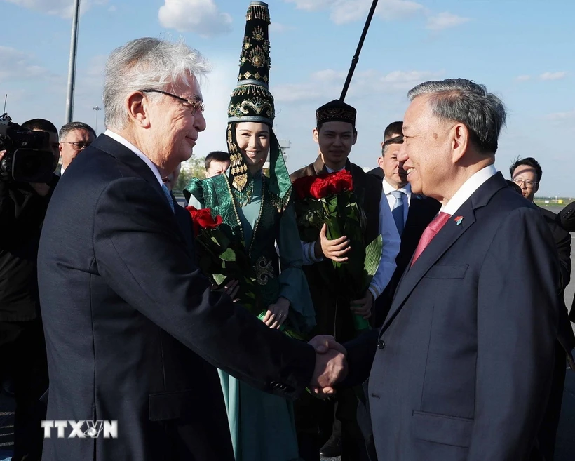 Tổng thống Kazakhstan Kassym-Jomart Tokayev đón Tổng Bí thư Tô Lâm tại Sân bay Quốc tế Nursultan Nazarbayev, thủ đô Astana - Ảnh: TTXVN