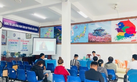 Tổ chức phiên giao dịch việc làm cho người lao động đang hưởng chính sách bảo hiểm thất nghiệp tại Cà Mau. Ảnh: VLCM.