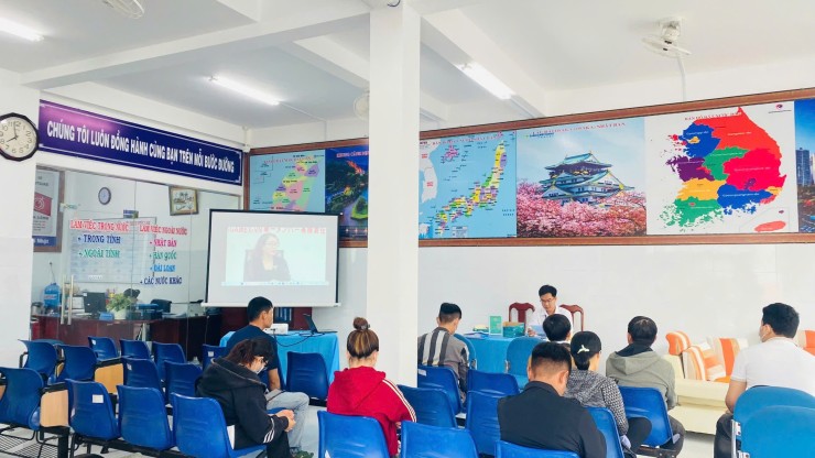 Tổ chức phiên giao dịch việc làm cho người lao động đang hưởng chính sách bảo hiểm thất nghiệp tại Cà Mau. Ảnh: VLCM. 