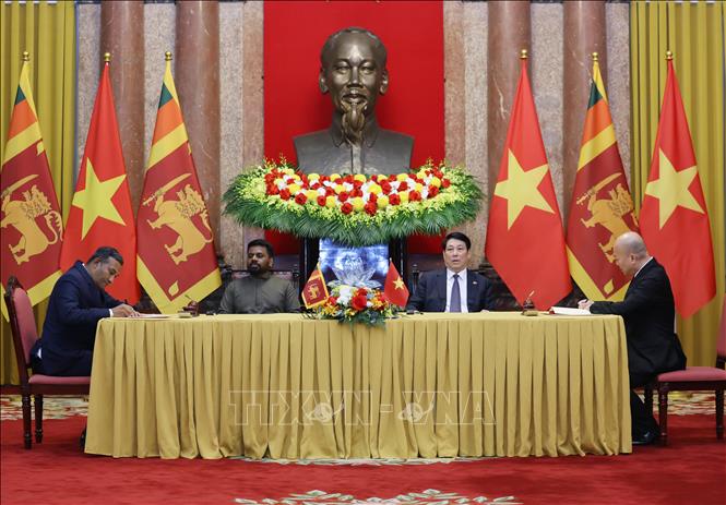 Chủ tịch nước Lương Cường và Tổng thống Sri Lanka chứng kiến lễ ký kết, trao văn kiện hợp tác giữa hai nước về hợp tác xúc tiến thương mại giữa Cục Xúc tiến thương mại thuộc Bộ Công Thương Việt Nam và Ban Phát triển xuất khẩu Sri Lanka thuộc Bộ Công nghiệp và Phát triển Doanh nghiệp Sri Lanka. Ảnh: TTXVN